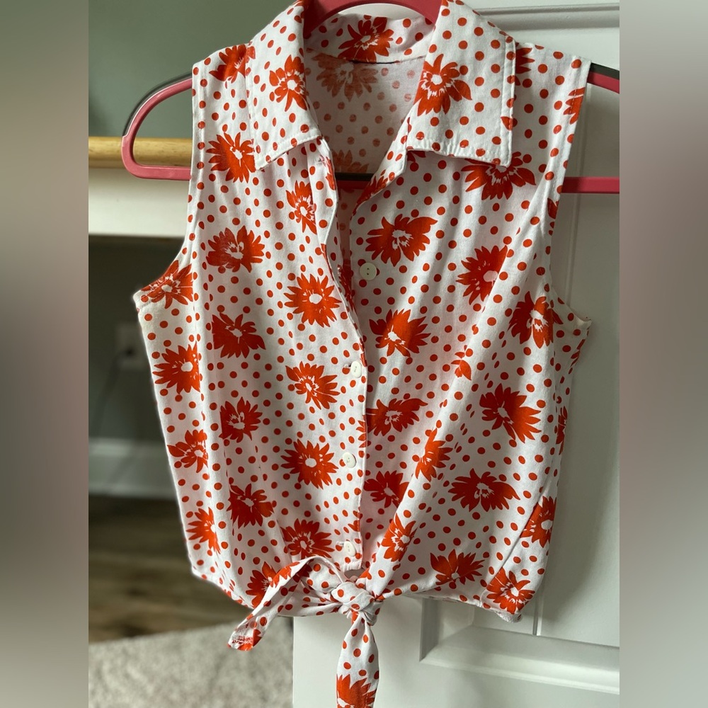 Vintage Floral Sleeveless Tie-Front Top - Red and White - Picture 2 of 16